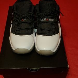 AIR JORDAN 11 RETRO LOW GS USED SIZE 6.5Y TUXEDO